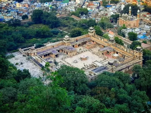  Aerial view of Gujari Mahal in Gwalior showcasing its fortified walls, central courtyard, and surrounding greenery, a historic attraction included in Madhya Pradesh tour packages