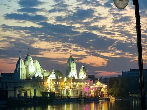 Hanumantal Jain Mandir illuminated at sunset beside Hanumantal Lake in Jabalpur, a prominent pilgrimage site featured in Madhya Pradesh tour packages
