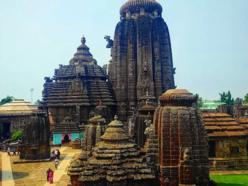 Lingaraj Temple complex at Bhubaneswar on clear day, featuring multiple Kalinga spires, perfect heritage Bhubaneswar tour package. 