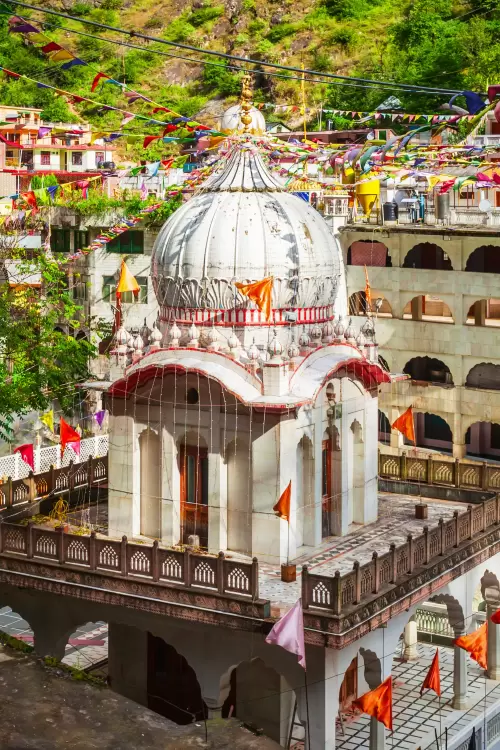 Manikaran Sahib Gurudwara, Kasol – sacred hot spring temple complex featured in Himachal Pradesh tour packages
