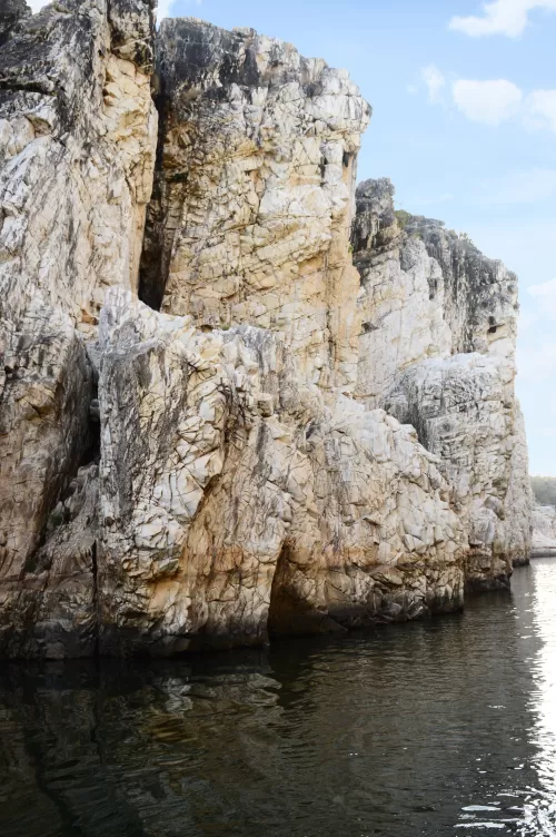 Marble Rocks at Bhedaghat along the Narmada River featuring towering white cliffs and scenic boat views ideal for Bhedaghat sightseeing and Madhya Pradesh tour packages