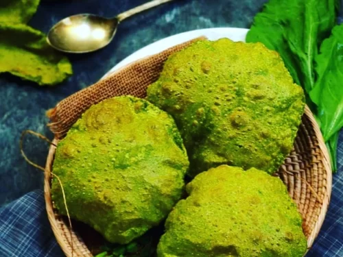Palak Puri, vibrant green deep-fried Indian bread made with spinach-infused dough and served crisp and fluffy.