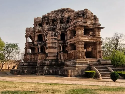 Intricately carved Sas Bahu Temple in Gwalior showcasing detailed stone architecture and tiered mandapa structure, a heritage monument included in Madhya Pradesh tour packages