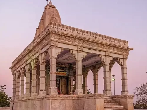 Shree Takhteshwar Temple, serene hilltop Hindu temple in Bhavnagar known for its elegant marble structure and panoramic city views.