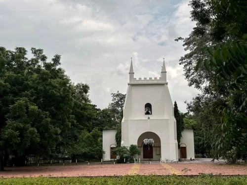 St. Anna’s Church (White Church) in Indore, a historic white colonial-era church surrounded by lush greenery, popular landmark included in Madhya Pradesh tour packages