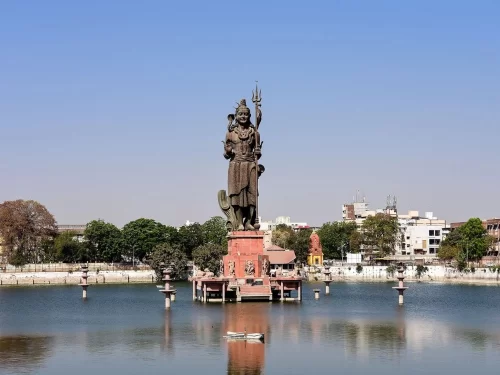 Sur Sagar Lake Vadodara scenic urban lake featuring iconic Shiva statue and serene waterfront views in Gujarat.