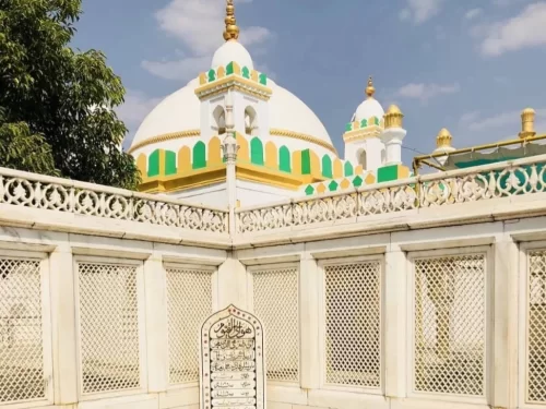 Tomb of Mughal Emperor Aurangzeb Alamgir Khuldabad. Historic Mughal-era mausoleum and Islamic pilgrimage site in Maharashtra.