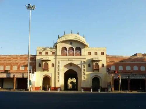 Tripolia Gate Jaipur Majestic three-arched pink sandstone gateway serving as the grand 18th-century royal entrance to the City Palace complex Rajasthan.