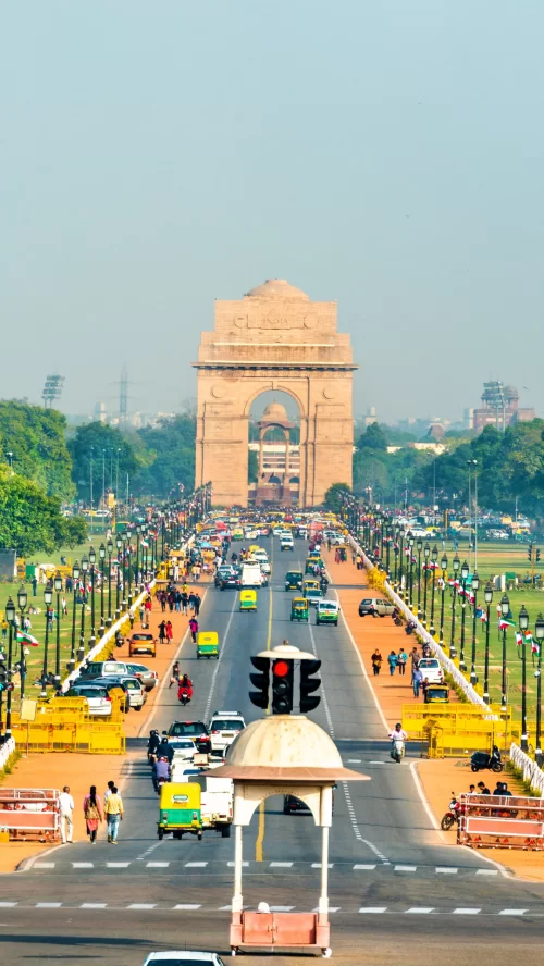 India Gate, Delhi – Rajpath view with traffic and lawns featured in Delhi tour packages