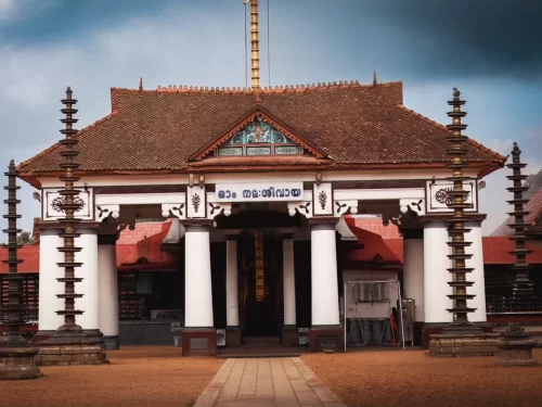 Vaikom Mahadeva Temple, Kerala ancient Shiva temple with traditional Kerala architecture and deepastambha lamps