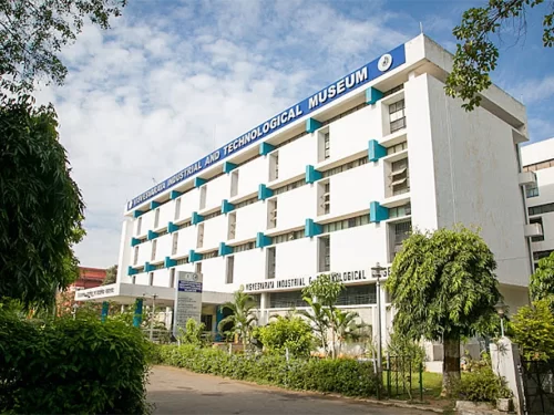Government Museum and Venkatappa Art Gallery. Visvesvaraya Industrial and Technological Museum building with science exhibits in Bengaluru, Karnataka.