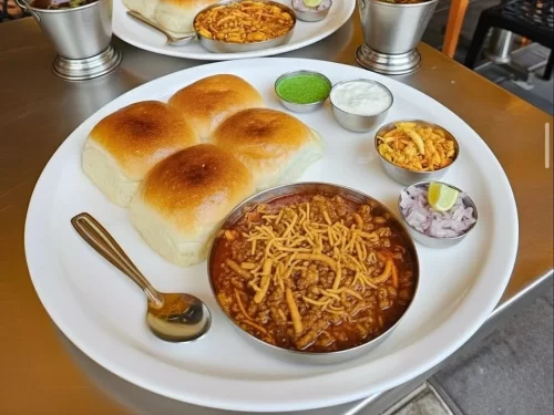Gateway of India Mumbai at sunset, featuring boats and reflections, romantic Maharashtra tour package.